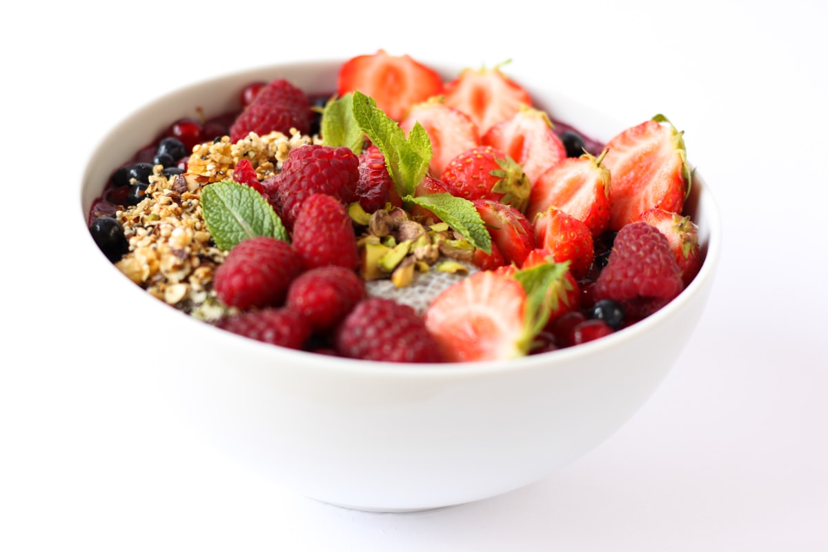 Gesundes Frühstück mit Obst und Vollkorn
